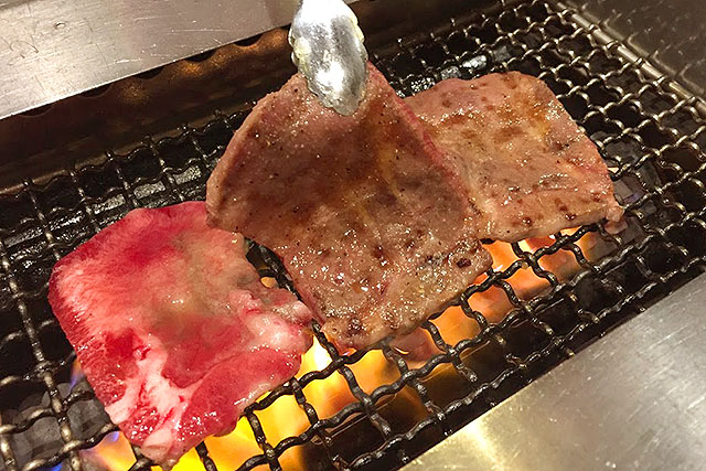 いい肉は焼いても柔らかい。生きててよかったと腹の底から思う。