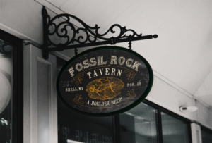 Chillin' at THE FOSSIL ROCK TAVERN, Shell, Wyoming | Logo-Design von JonnyGeorgeson