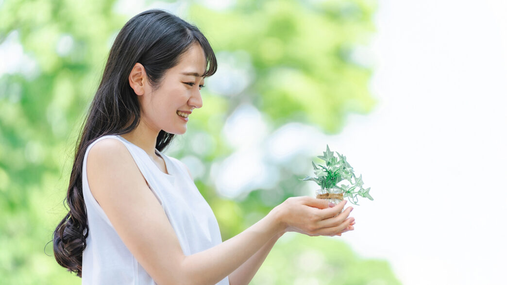 植物を持つ女性