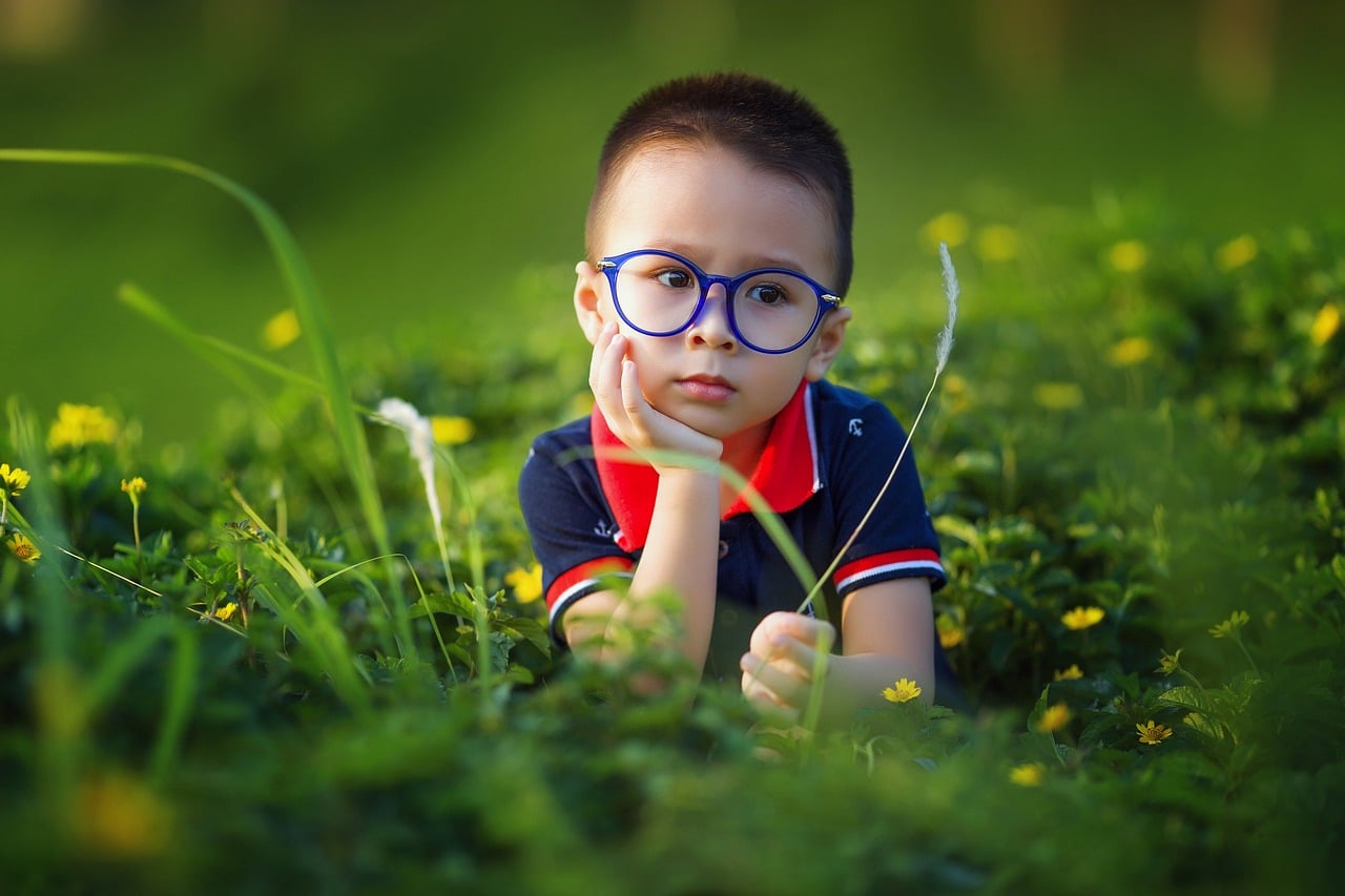 Niño con anteojos