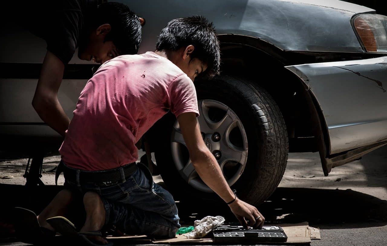 Niño trabajando