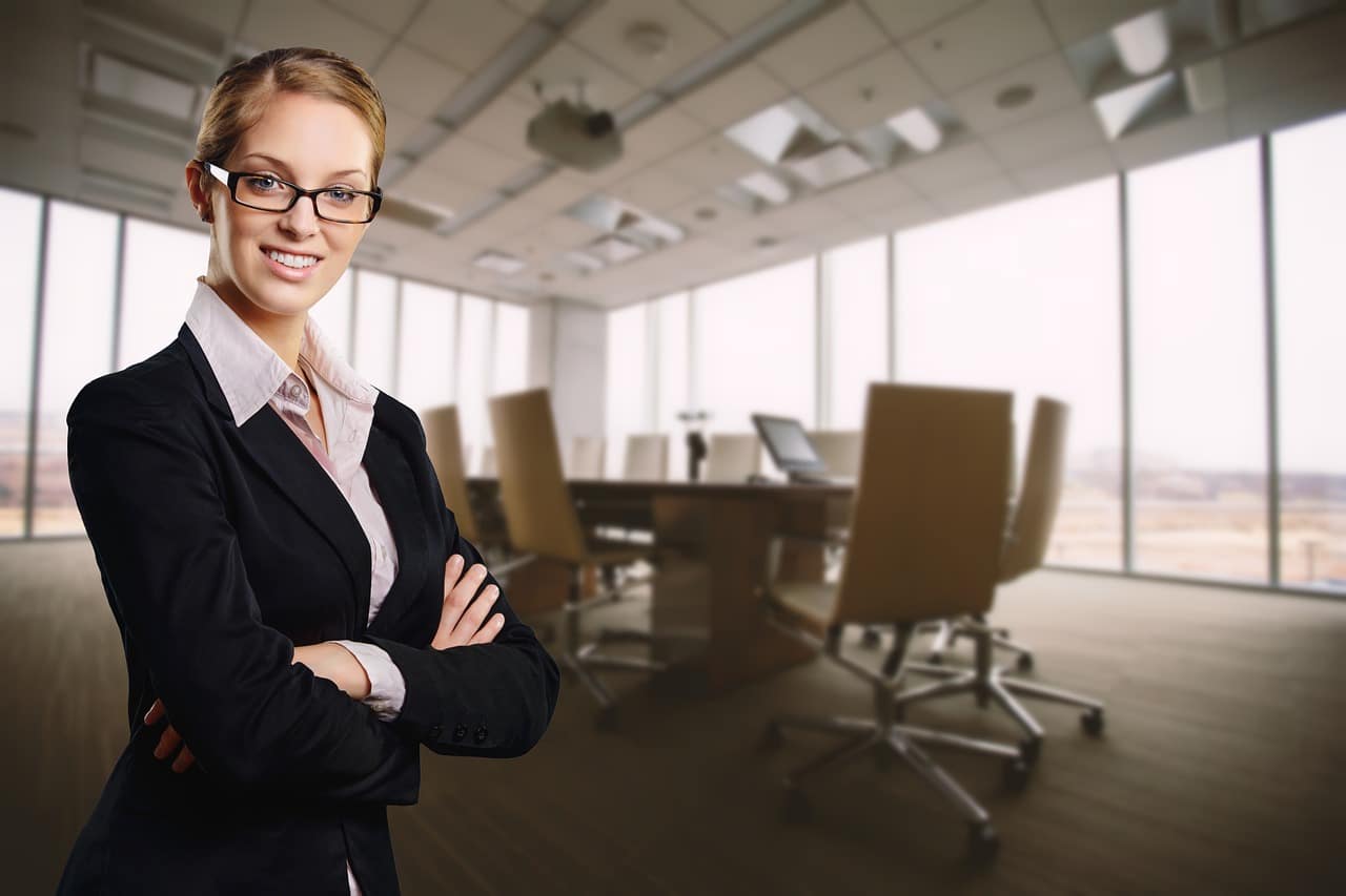 Mujer ejecutiva en sala de reuniones