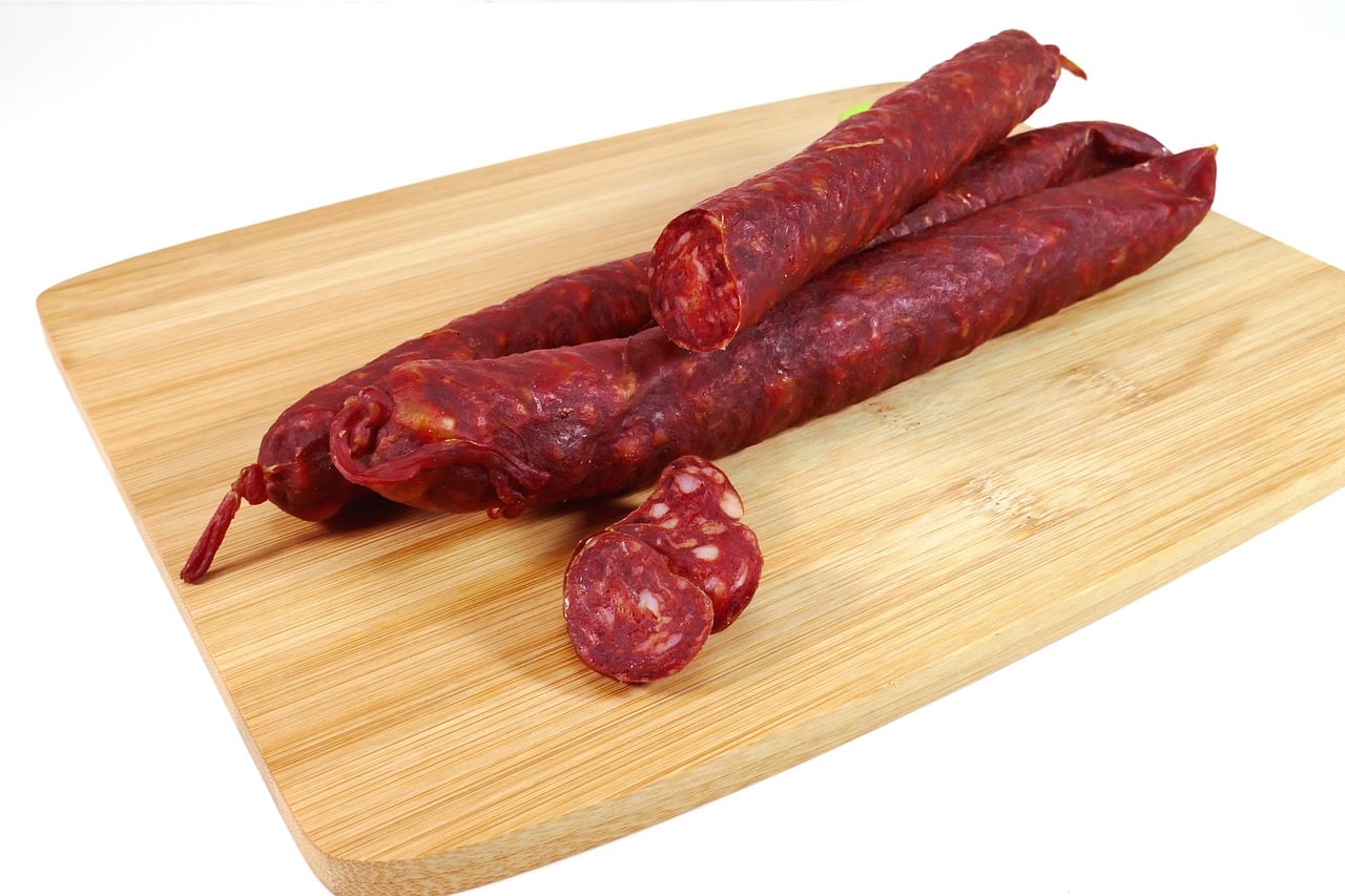 Chorizo sobre tabla de cortar