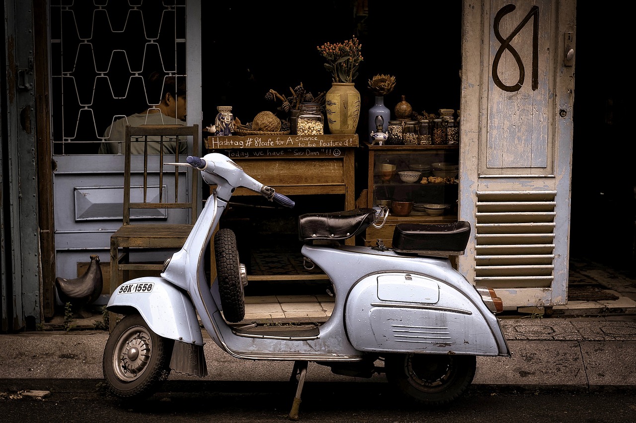 Ciclomotor frente a una tienda urbana