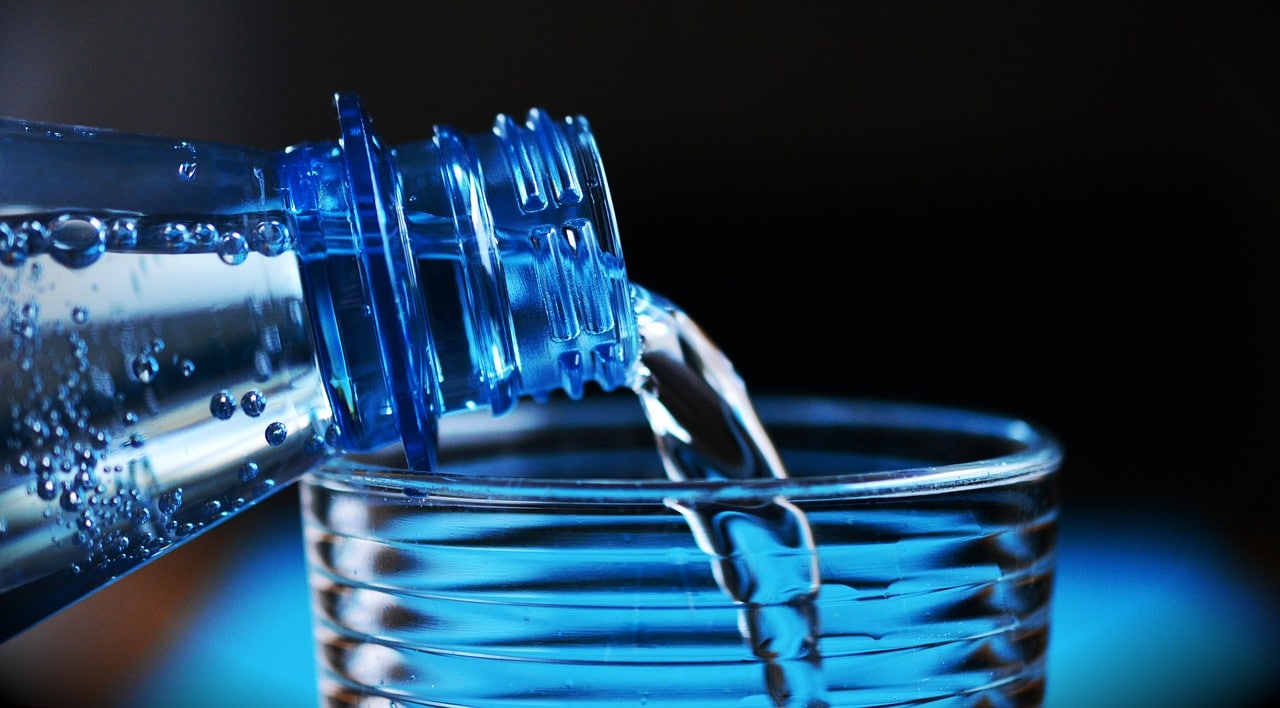 Vertiendo agua en un vaso