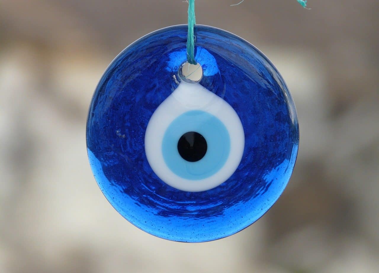 Amuleto en forma de ojo azul