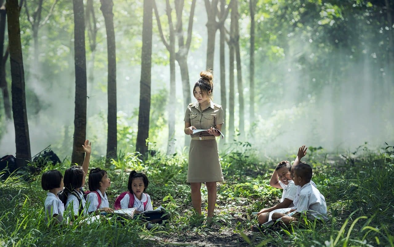 Maestra y sus alumnos en la naturaleza