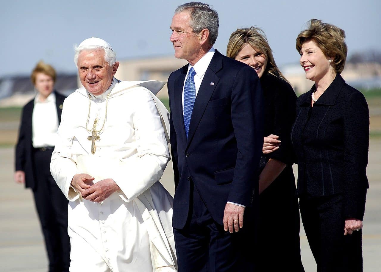 George Bush con el papa Benedicto VI