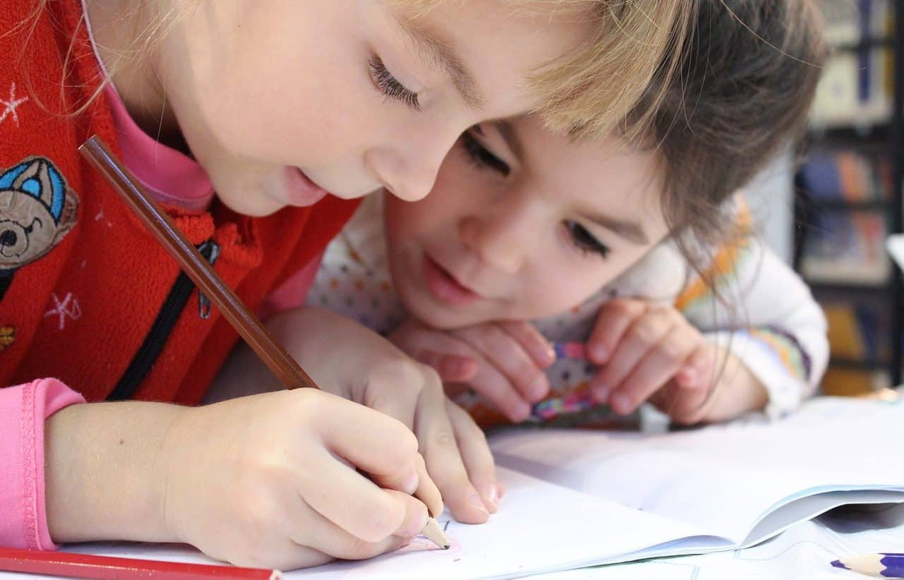 Dos niñas estudiando