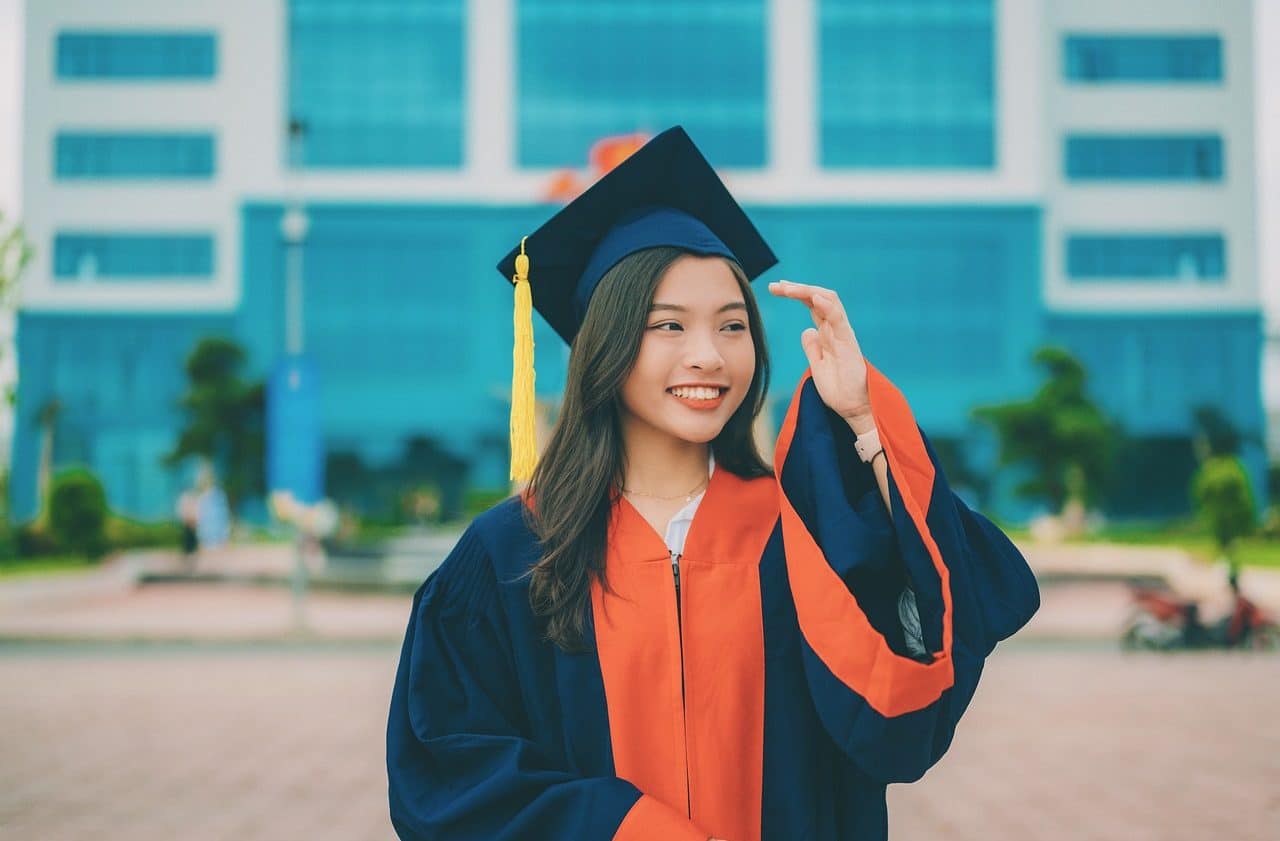 Estudiante universitaria en ceremonia de graduación