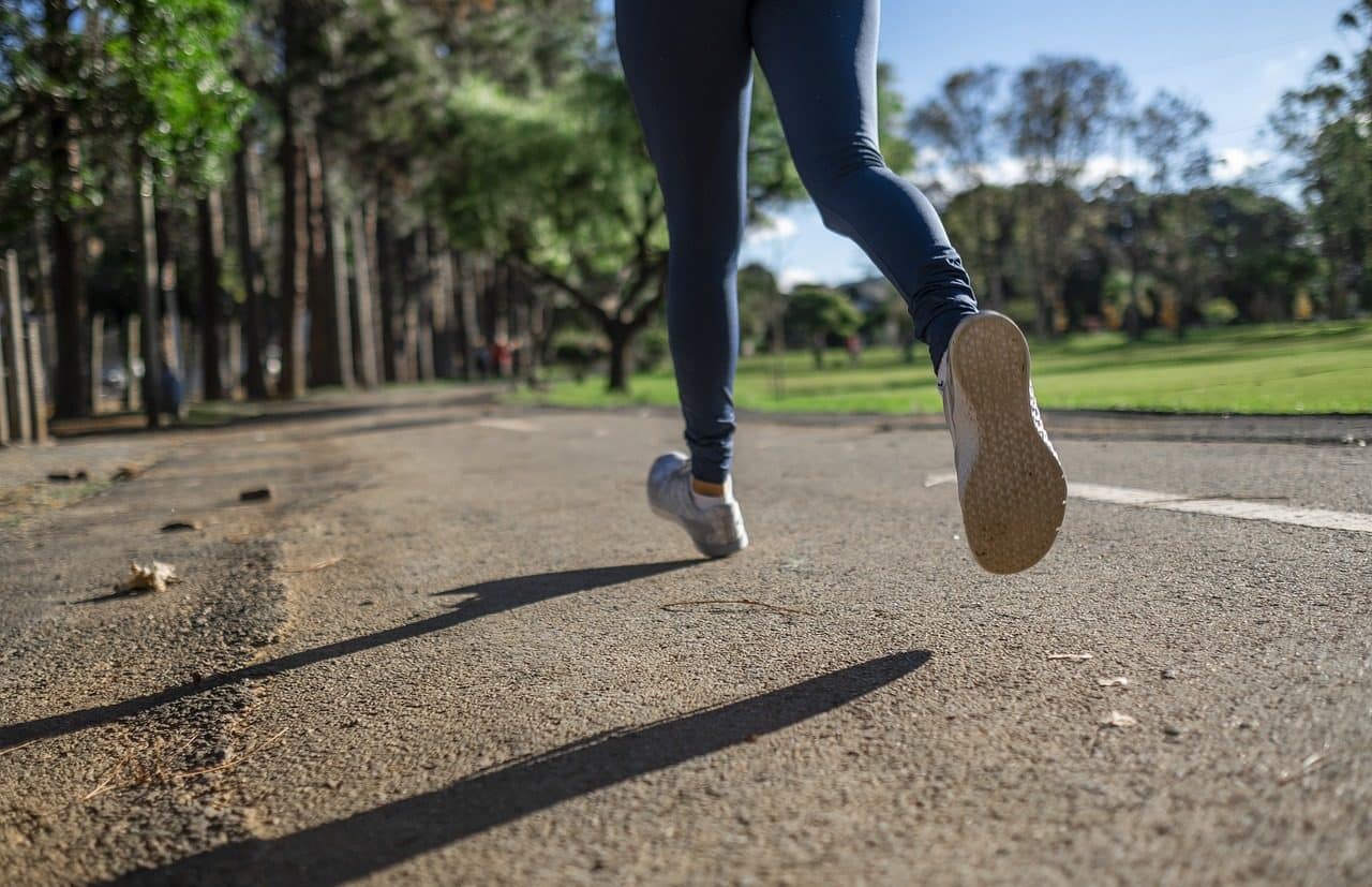 Mujer corriendo en el parque