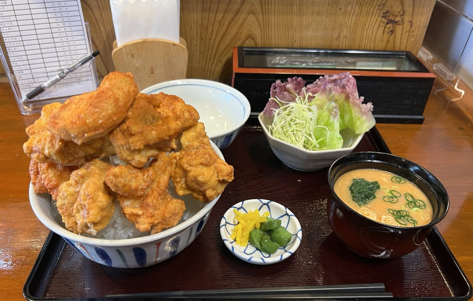 デカからあげ丼食べ放題専門店メニューキッチンBUSストップ三郷駅前2号店