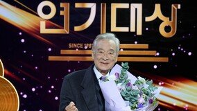 89세 이순재, 데뷔 첫 대상 “평생 시청자 도움 많이 받아 감사” 눈물 (KBS 연기대상)