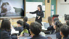 AI교과서, 영어-수학 먼저 도입… ‘문해력 저하 논란’ 국어는 제외