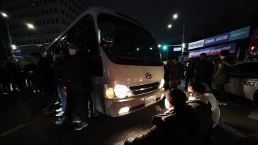 SNS 보고 국회 달려온 시민들… “계엄군 막고 표결시간 벌어 줘”