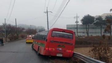 창문 깨고 44명 탈출…빙판길에 대형 버스 비끌어져