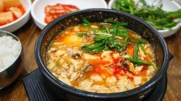 순두부찌개 식당 날달걀을 이마로 ‘탁’…세탁비 요구한 손님 [e글e글]