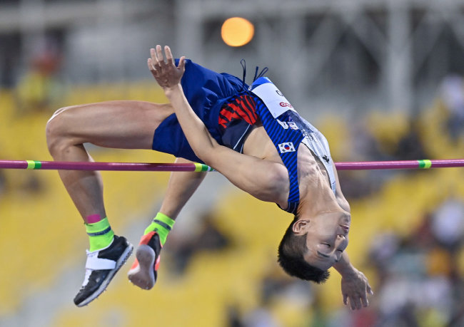 우상혁이 5월 14일 카타르 도하에서 열린 2022 세계육상연맹(IAAF) 다이아몬드리그 개막전 남자 높이뛰기에서 2m33㎝을 넘어 우승했다. [신화 뉴시스]