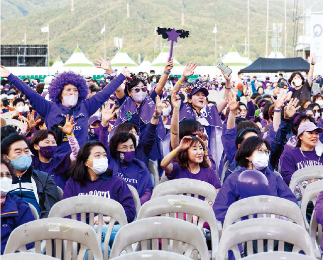 아리스는 평화콘서트 객석 대부분을 메웠다. 가수 윤도현이 보랏빛 물결을 보고 “객석의 90%가 김호중 씨 팬이네요!”라고 감탄했을 정도다. [김도균 객원기자] 