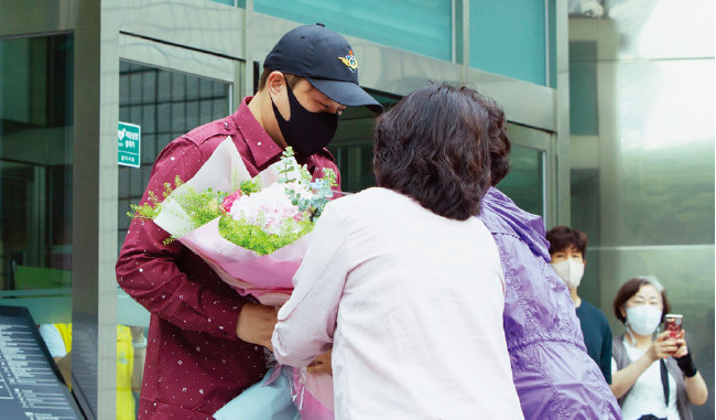 아리스들이 김호중에게 꽃다발을 건네며 소집해제를 축하하고 있다. [김도균 객원기자]