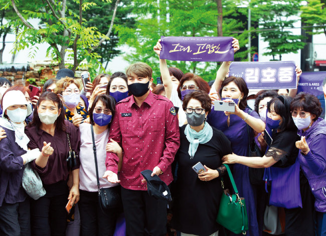 김호중이 소집해제 신고식 직후 서초구청을 찾은 팬들과 함께 기념사진을 찍고 있다. [김도균 객원기자]