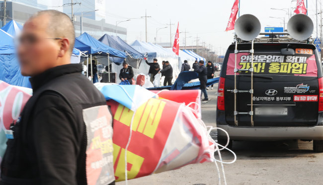 지난해 12월 9일 민주노총 공공운수노조 화물연대 충남본부 조합원들이 파업 철회 찬반투표가 파업 종료로 가결됨에 따라 충남 당진시 현대글로비스 앞 파업 농성장을 철거하고 있다. [뉴스1]