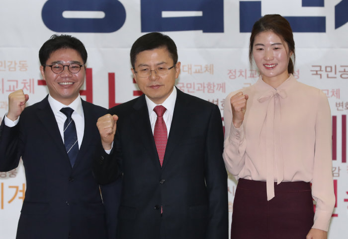 2020년 1월 8일 21대 총선을 앞두고 당시 자유한국당에 입당한 탈북민 인권운동가 지성호(왼쪽) 씨와 체육계 미투1호로 알려진 김은희 전 테니스 선수. 가운데는 당시 황교안 대표. [뉴스1]