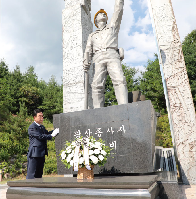 폐광 지역인 전남 화순군 광산종사자 추모비를 방문한 최철규 강원랜드 대표이사 직무대행. [강원랜드]