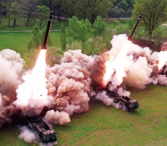 북한은 4월 22일 김정은 국무위원장의 지도로 600mm 초대형 방사포병 부대들을 국가 핵무기 종합관리체계인 핵방아쇠 체계 안에서 운용하는 훈련을 처음으로 진행했다고 조선중앙TV가 다음날 보도했다. [뉴시스]