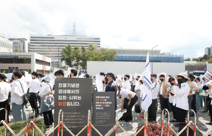 전국의과대학교수협의회(전의교협)와 전국의과대학교수비상대책위원회(전의비)가 10월 3일 오후 서울 용산 대통령실 인근 용산전쟁기념관 앞 광장에서 ‘전국 의과대학 교수 결의대회’를 열고 있다. [동아DB]