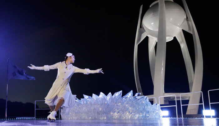 2018 평창 동계올림픽 개막식이 열린 2월 9일 강원도 평창 올림픽스타디움에서 김연아 선수가 마지막 성화를 점화하기 전 공연을 선보이고 있다. [뉴시스/AP]