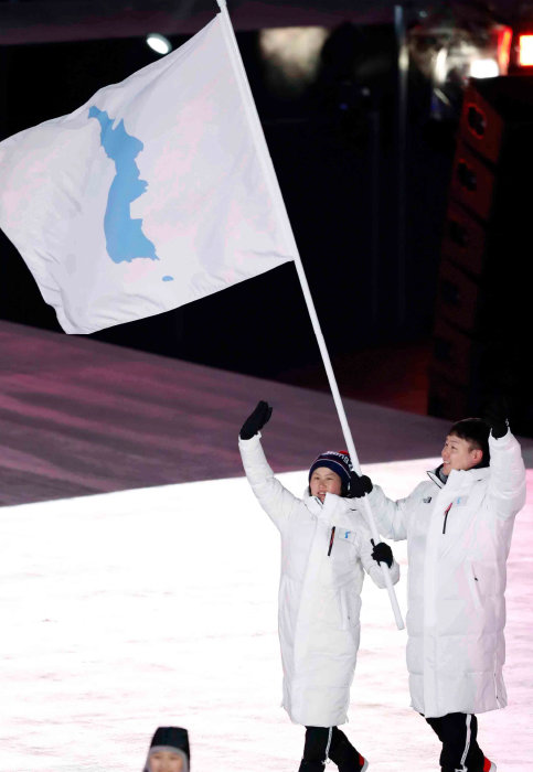 2018 평창 동계올림픽 개막식이 열린 2월 9일 강원도 평창 올림픽스타디움에서 우리나라 원윤종 선수와 북한 황충금 선수가 한반도기를 들고 공동 입장하고 있다. [뉴시스/AP]