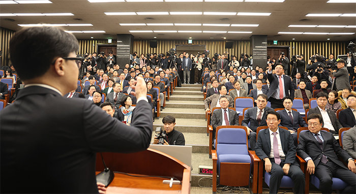 12월 12일 국회 본청에서 원내대표 선출을 위한 국민의힘 의원총회에서 한동훈 대표의 모두발언 중 강명구 의원이 일어나 한 대표와 설전을 벌이고 있다. [동아DB]