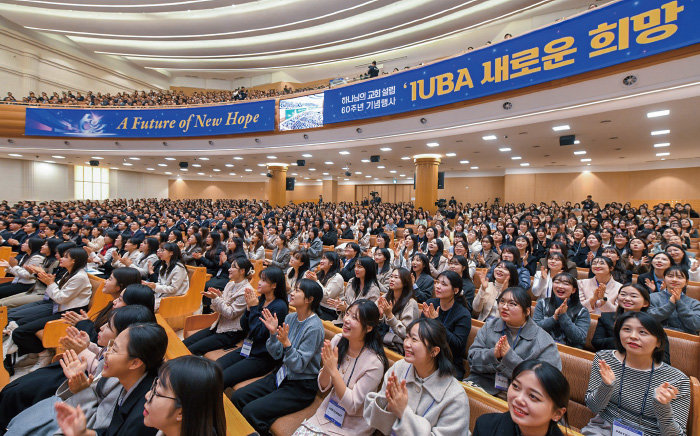 2024년 12월 4일 경기 성남시 ‘새예루살렘 판교성전’에서 열린 하나님의 교회 설립 60주년 기념행사 참석자들이 행사를 관람하며 박수를 치고 있다. [하나님의 교회]