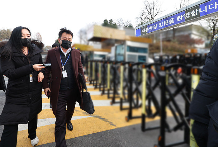  12·3 비상계엄 사태 수사와 관련해 대통령실 압수수색에 나선 경찰 국가수사본부 관계자들이 12월 12일 서울 용산 대통령실 민원실로 향하고 있다. [뉴시스]