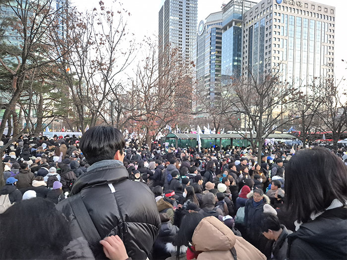 12월 14일 윤석열 대통령 탄핵 집회에 참여한 시민들이 서울 영등포구 여의도공원을 가득 메우고 있다. [임경진 기자]