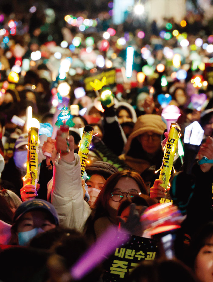 12월 11일 서울 영등포구 국회 앞에서 시민들이 응원봉을 들고 윤석열 대통령 탄핵 집회를 열고 있다. [동아DB]