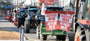 “트랙터 시위 참여한 여자, 유럽이면 총 맞아”…경찰글 논란