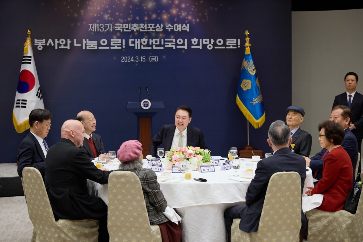 윤석열 대통령이 15일 용산 대통령실 자유홀에서 열린 제13기 국민추천포상 수여식에 참석하고 있다. (대통령실 제공) 뉴스1