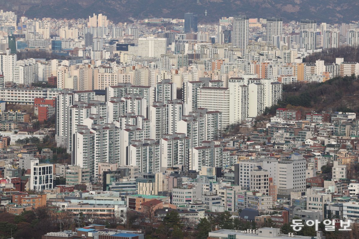 국토교통부는 매년 분기 또는 반기 단위로 ‘왹국인 토지.주택 보유현황’을 발표한다. 지난해 말 기준 통계에서 외국인 보유 토지면적 증가율이 0.2%로 최근 10년 새 가장 낮았다. 사진은 서울시내 아파트 단지 모습. 동아일보 DB