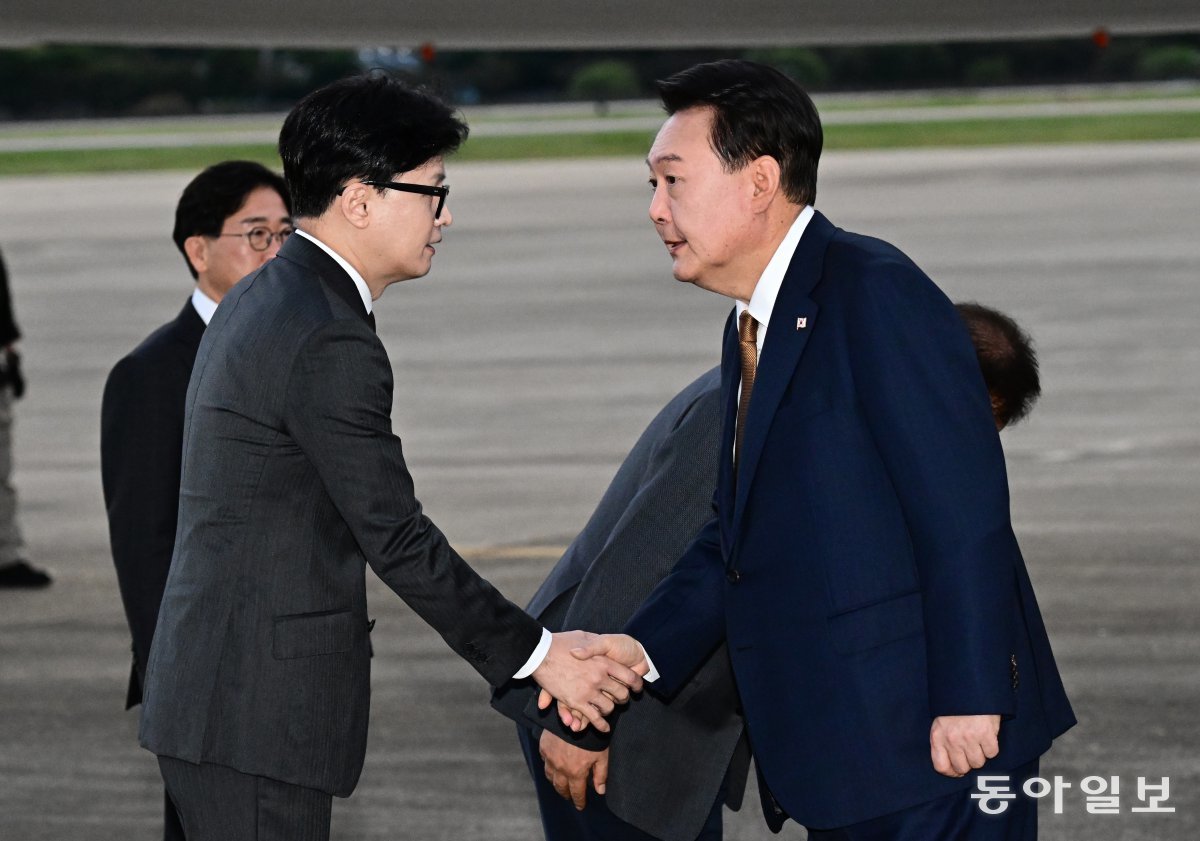 윤석열 대통령이 22일 2박 4일 간의 체코 순방을 마치고 성남 서울공항으로 입국하며 마중 나온 한동훈 국민의힘 대표와 악수를 나누고 있다. 2024.09.22 송은석 기자 silverstone@donga.com