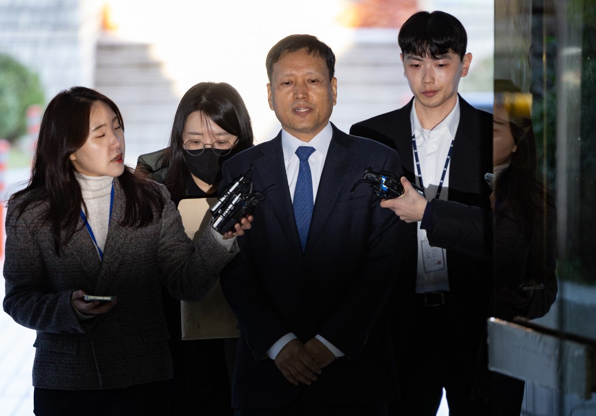 티메프 대규모 미정산 사태를 초래한 혐의를 받는 구영배 큐텐그룹 대표가 18일 오전 서울 서초구 서울중앙지방법원에서 열린 구속 전 피의자 심문(영장실질심사)에 출석하고 있다. 2024.11.18. 뉴시스