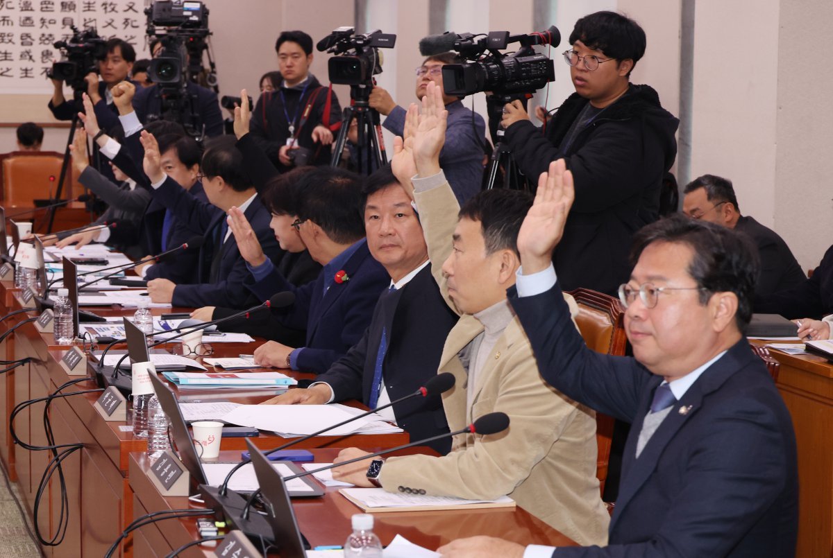 [서울=뉴시스] 정청래 국회 법사위원장이 27일 서울 여의도 국회에서 열린 제418회 국회(정기회) 법제사법위원회 제17차 전체회의를 주재하고 있다.  정청래 위원장을 비롯한 야당 의원들이 검사(강백신, 엄희준) 탄핵청문회 관련 안건 표결에서 거수로 찬성 의사를 표명하고 있다. 2024.11.27.