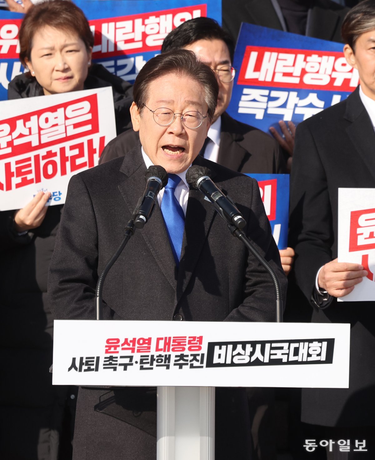 4일 오후 서울 여의도 국회 본관 앞 계단에서 열린 윤석열 대통령 사퇴 촉구 탄핵추진 비상시국대회. 주최측은 5천명이라고 밝혔다. 정당 대표,의원,지지자들이 ‘내란행위 즉각수사’ 구호를 외치고 있다. 장승윤 기자 tomato99@donga.com