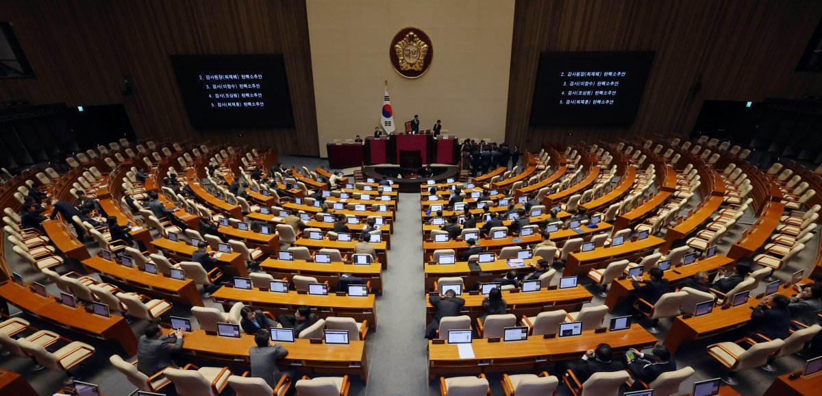 5일 서울 여의도 국회에서 열린 제418회국회(정기회) 제16차 본회의에서 최재해 감사원장과 이창수 서울중앙지검장 등 검사 3명 탄핵소추안에 대한 표결이 진행되고 있다. 국민의힘 의원들은 표결에 불참했다. 2024.12.05 [서울=뉴시스]