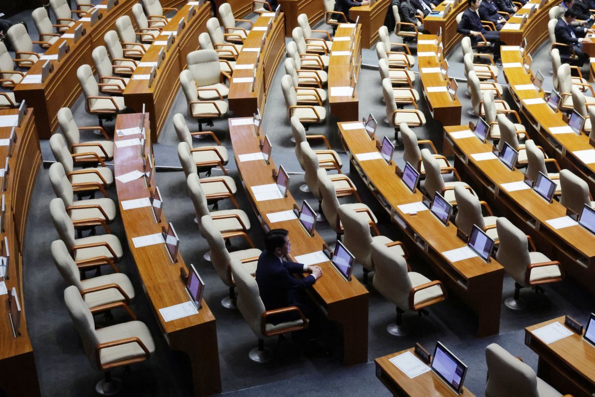 7일 열린 국회 본회의에서 국민의힘 의원들이 당론에 따라 윤석열 대통령 탄핵소추안 표결 전 모두 퇴장한 가운데, 안철수 의원만 홀로 앉아 투표를 기다리고 있다. 박형기 기자 oneshot@donga.com