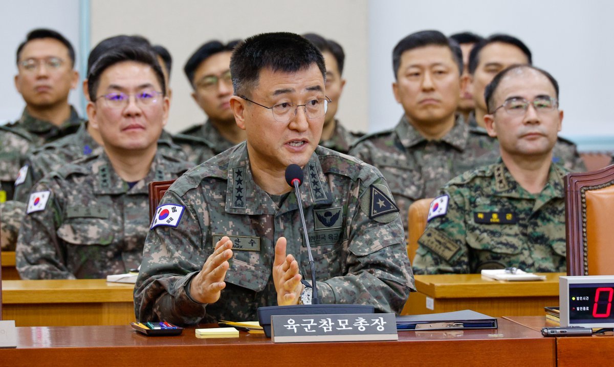 계엄사령관을 지낸 박안수 육군참모총장이 10일 오전 서울 여의도 국회 국방위원회에서 열린 계엄 관련 긴급 현안질의에 답하고 있다. 두번째줄 왼쪽부터 이진우 수도방위사령관, 곽종근 육군특전사령관. 2024.12.10/뉴스1