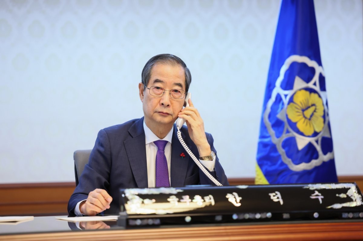 한덕수 대통령 권한대행 겸 국무총리가 15일 오전 조 바이든 미국 대통령과 통화하고 있다.(총리실 제공) 2024.12.15