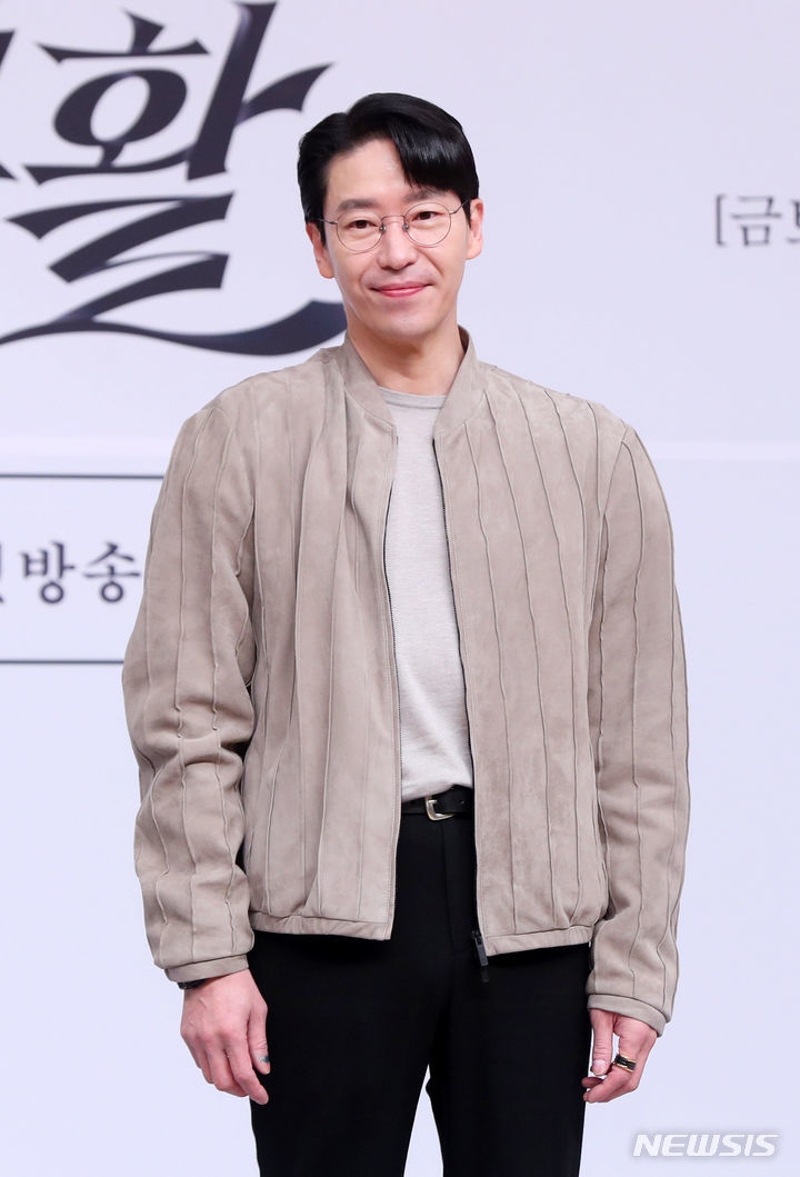 배우 엄기준이 27일 오후 서울 양천구 목동 SBS에서 열린 SBS 새 금토드라마 ‘7인의 부활’ 제작발표회에서 포즈를 취하고 있다. 2024.03.27 뉴시스