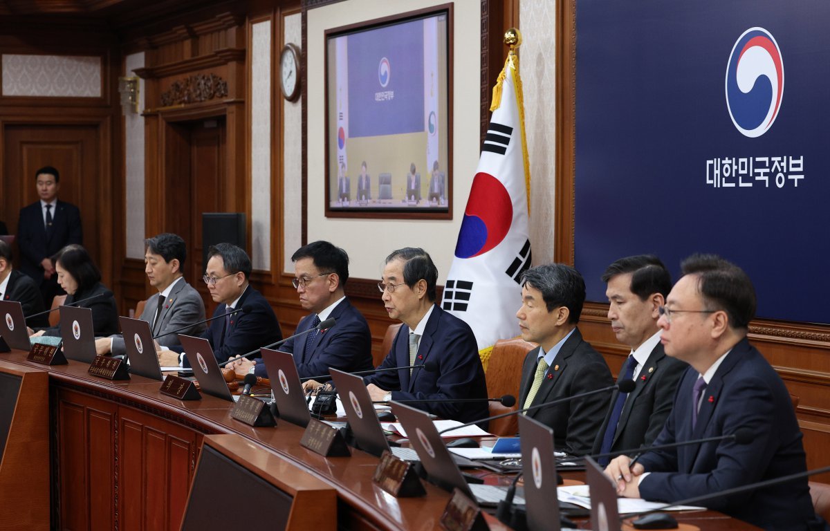 한덕수 대통령 권한대행 국무총리가 24일 서울 종로구 정부서울청사에서 열린 국무회의에서 모두발언을 하고 있다. /2024.12.24 대통령실사진기자단